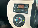 【オートエアコン】一度お好みの温度に設定すれば、車内の温度を検知し風量や温度を自動で調整。暑い&hellip;寒い&hellip;と何度もスイッチ操作をする必要はありません。快適な車内空間には必須の機能ですね♪