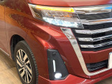 【LEDヘッドライト】悪天候や夜間走行時も良好な視界を確保し安心して運転できる高輝度LEDヘッドライトを装備!点灯速度が早く、消費電力も抑えられています。