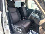 運転席まわりには十分なスペースがあり、大柄な方でもゆったり運転していただける環境です。