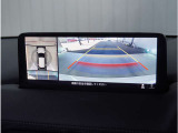 【360&deg;ビュー・モニター】専用カメラにより上から見下ろしたような視点で360度クルマの周囲を確認することができます。駐車が苦手な方でも縦列駐車や幅寄せ時に活躍してくれます。