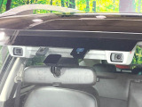 【アイサイトVer2】前方の車両等を検知し、衝突しそうな時は警報で注意を促し、ブレーキを踏む力をサポート。ブレーキを踏めなかった場合は衝突被害軽減ブレーキが作動、衝突回避をサポートします。