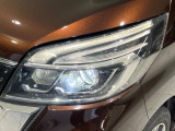 【LEDヘッドライト】悪天候や夜間走行時も良好な視界を確保し安心して運転できる高輝度LEDヘッドライトを装備!点灯速度が早く、消費電力も抑えられています。
