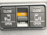 【両側パワースライドドア】スマートキーや運転席のスイッチで後席両側スライドドアの開閉が可能♪電動だから力を入れてドアを開ける必要が無く、小さなお子様でも簡単に開け閉めでき快適です♪