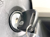 【キーレス】少し離れた場所からでもボタン一つでドアの開錠・施錠ができるのでとっても便利!ドアの鍵穴周りに傷をつけることもありません♪