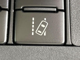 【レーントレーシングアシスト】高速道路走行時、車線からはみ出しそうになるとレーンの中央を走るようにステアリング操作をアシスト。より安全な運転をサポートしてくれます!