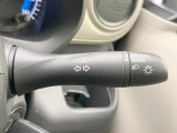 【オートライト】周りの明るさに応じて自動でヘッドライトの点灯・消灯ができる機能です!ライトの付け忘れ・消し忘れなどが無くなり、雨の日や夕方の走行も安心!トンネル通過時も便利ですね♪