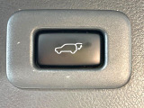 【パワーバックドア】スマートキーや運転席のボタンを押すだけでリアゲートが自動で開閉します!荷物を持っている時や、高い位置にあるバックドアを閉める際に便利な機能です♪