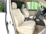 運転席まわりには十分なスペースがあり、大柄な方でもゆったり運転していただける環境です。
