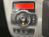 【オートエアコン】一度お好みの温度に設定すれば、車内の温度を検知し風量や温度を自動で調整。暑い&hellip;寒い&hellip;と何度もスイッチ操作をする必要はありません。快適な車内空間には必須の機能ですね♪