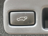 【パワーバックドア】スマートキーや運転席のボタンを押すだけでリアゲートが自動で開閉します!荷物を持っている時や、高い位置にあるバックドアを閉める際に便利な機能です♪