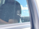 【ブラインドスポットモニター】走行中、ドアミラーの死角になりやすい箇所に後続車が接近するとサイドミラーのレンズに警告を表示!ドライバーに注意喚起をしてくれます。