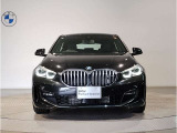 【キドニーグリル】BMWは約90年もの間、ほぼ全ての車両にひと目でBMWだと分かるこの特徴的なフロントグリルが備えられ、デザイン・アイコンとして親しまれてきました。
