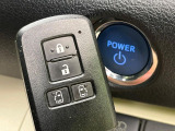 【インテリジェントキー】カバンやポケットに入れたままでもドアの施錠・解錠が可能なスマートキーを装備。エンジンのオン・オフ時もカギを取り出す必要が無いからとっても便利です♪