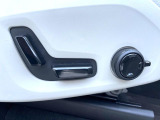 【メモリー機能付きパワーシート】ドライバーごとに設定したシート位置を記憶して、ボタン一つで切り替えできる便利な機能!運転する方が複数名いらっしゃるご家庭におすすめです。