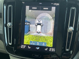 【360&deg;ビューカメラ】4台の高解像度カメラで360度の鳥瞰図を表示。隣の車や壁、死角にある障害物などを画面で確認できるため、狭いスペースでの駐車・出入りも安心です。