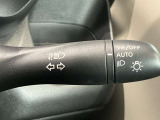 車外の明るさに応じでライトを点灯、消灯してくれるオートライト機能です☆お天気の良い昼間のトンネル走行などオートにしてると便利で安心です☆エンジン停止時にライトの消し忘れも無くなります☆