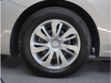 【ホイールキャップ】車に良く似合う純正ホイールキャップが装備されています。各種社外アルミホイールや、スタッドレスタイヤも取扱いしております。是非ご相談ください。