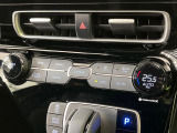 【オートエアコン】一度お好みの温度に設定すれば、車内の温度を検知し風量や温度を自動で調整。暑い&hellip;寒い&hellip;と何度もスイッチ操作をする必要はありません。快適な車内空間には必須の機能ですね♪