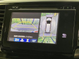 【マルチビューカメラシステム】専用のカメラにより、上から見下ろしたような視点で360度クルマの周囲を確認することができます☆死角部分も確認しやすく、狭い場所での切り返しや駐車もスムーズに行えます。