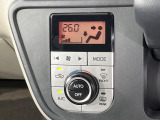 【オートエアコン】一度お好みの温度に設定すれば、車内の温度を検知し風量や温度を自動で調整。暑い&hellip;寒い&hellip;と何度もスイッチ操作をする必要はありません。快適な車内空間には必須の機能ですね♪