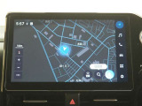 ディスプレイオーディオ(コネクティッドナビ対応)PLUS搭載。T-Connectご契約で2028年5月まで無償で利用できるナビ(期限到来後は有償)と、解約後も利用できる車載ナビが搭載されています。