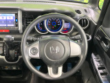 インテリアに合わせたデザインのステアリングは、運転される方のことも考え、運転しやすい形状、大きさです。是非一度、実際に触ってお確かめください。