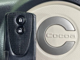 【キーフリーシステム】カバンやポケットに入れたままでもドアの施錠・解錠が可能なスマートキーを装備。エンジンのオン・オフ時もカギを取り出す必要が無いからとっても便利です♪