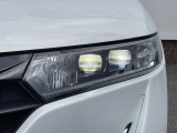 【LEDヘッドライト】悪天候や夜間走行時も良好な視界を確保し安心して運転できる高輝度LEDヘッドライトを装備!点灯速度が早く、消費電力も抑えられています。