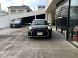 中古車ソムリエの弊社スタッフが、お客様にピッタリのMINIをご紹介します。