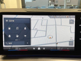 BMWのナビゲーションは操作性も良く、詳細な地図情報と交通状況を見やすく表示し、快適なドライビングをサポートしながら目的地までナビゲートします。
