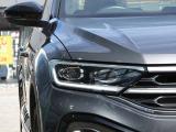 【IQ.LIGHT】 対向車や先行車のドライバーを眩惑することなく、前方の路面と路肩を広範囲に明るく照らすことができるマトリックスLEDヘッドライトを装備。快適なドライブをアシストします。