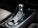 CVT(無段変速)のオートマチックです。フロアシフトがとても使い易いです。また高燃費に貢献するのもこのオートマチックです(*^_^*)