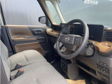 スイッチや操作部は、運転席より操作しやすく配置されています