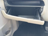 グローブボックスは、車内の小物や書類を整理できる収納スペース。手元で使いやすく、日常のドライブを便利にサポートします。