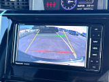 【バックカメラ】駐車時に後方がリアルタイム映像で確認できます。大型商業施設や立体駐車場での駐車時や、夜間のバック時に大活躍!運転スキルに関わらず、今や必須となった装備のひとつです!