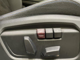 【メモリー機能付きパワーシート】運転手が代わってもボタン一つで設定ポジションに。常にご自身のドライブ設定が整います。