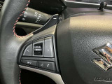ステアリング左にステアリングオーディオスイッチ(音量調節スイッチ・ハンズフリースイッチ・モードスイッチ・選局/選曲スイッチ)が付いています。