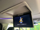 【純正12型後席モニター】家族や友人とお出かけする機会が多い方に大人気の後席モニターを装備!見やすい位置に画面がありテレビやDVDの視聴も快適!友達もお子様も、後席にしか乗らなくなるかも??