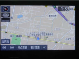 直感的に操作出来るナビゲーションを搭載。ルート案内が分かりやすく、運転中のストレスを軽減します。目的地までスムーズに導いてくれる、実用性の高い装備です。