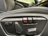【メモリー機能付きパワーシート】運転手が代わってもボタン一つで設定ポジションに。常にご自身のドライブ設定が整います。