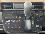 シフトレバーがステアリングに近く運転しやすく、足元もスッキリします