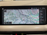 BMWのナビゲーションは操作性も良く、詳細な地図情報と交通状況を見やすく表示し、快適なドライビングをサポートしながら目的地までナビゲートします。