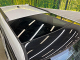 【ガラスルーフ】ガラスルーフ搭載で車内の解放感が一気にアップ!開放的なドライブをお楽しみいただけます。