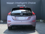 日産伝統のブーメラン型LEDリアコンビネーションランプと、艶やかなブラックのアッパーデッキリヤスポイラーが見事に融合しています