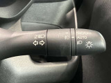 車外の明るさに応じでライトを点灯、消灯してくれるオートライト機能です☆お天気の良い昼間のトンネル走行などオートにしてると便利で安心です☆エンジン停止時にライトの消し忘れも無くなります☆