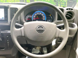 インテリアに合わせたデザインのステアリングは、運転される方のことも考え、運転しやすい形状、大きさです。是非一度、実際に触ってお確かめください。