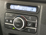 【オートエアコン】一度お好みの温度に設定すれば、車内の温度を検知し風量や温度を自動で調整。暑い&hellip;寒い&hellip;と何度もスイッチ操作をする必要はありません。快適な車内空間には必須の機能ですね♪