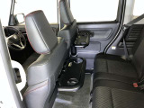 運転席/助手席シートの背面にカップホルダー付きのシートバックテーブルが付いていて後席の人に大変便利です☆