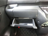 助手席前グローブボックス、かさばる車検証入れは別に収納スペースがあるので、ご自由に使えます。色々な物の収納にお使い下さい♪