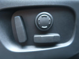 電動パワーシートですので運転中のシート調節も安全に行えます。微調整も可能ですのであなただけのドライビングポジションを実現します。